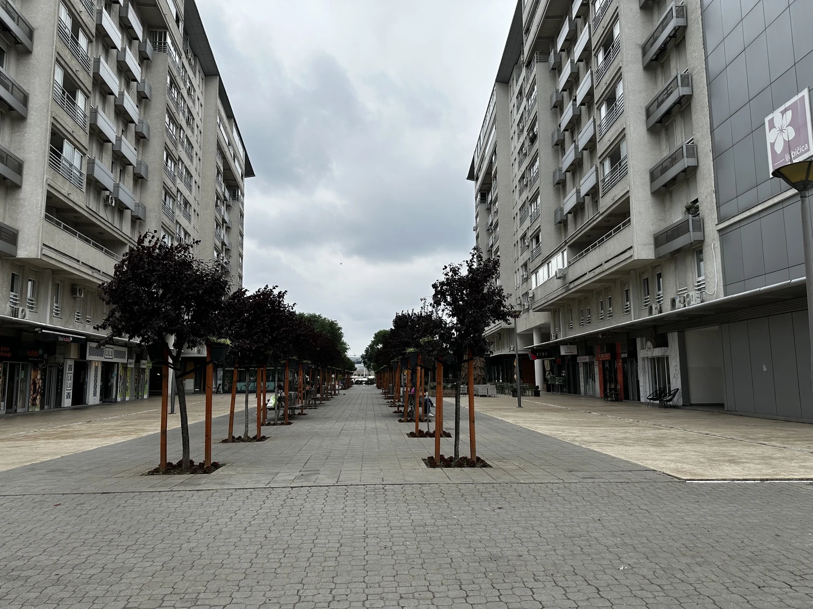 Šetalište ispred agencije u naselju Belville
