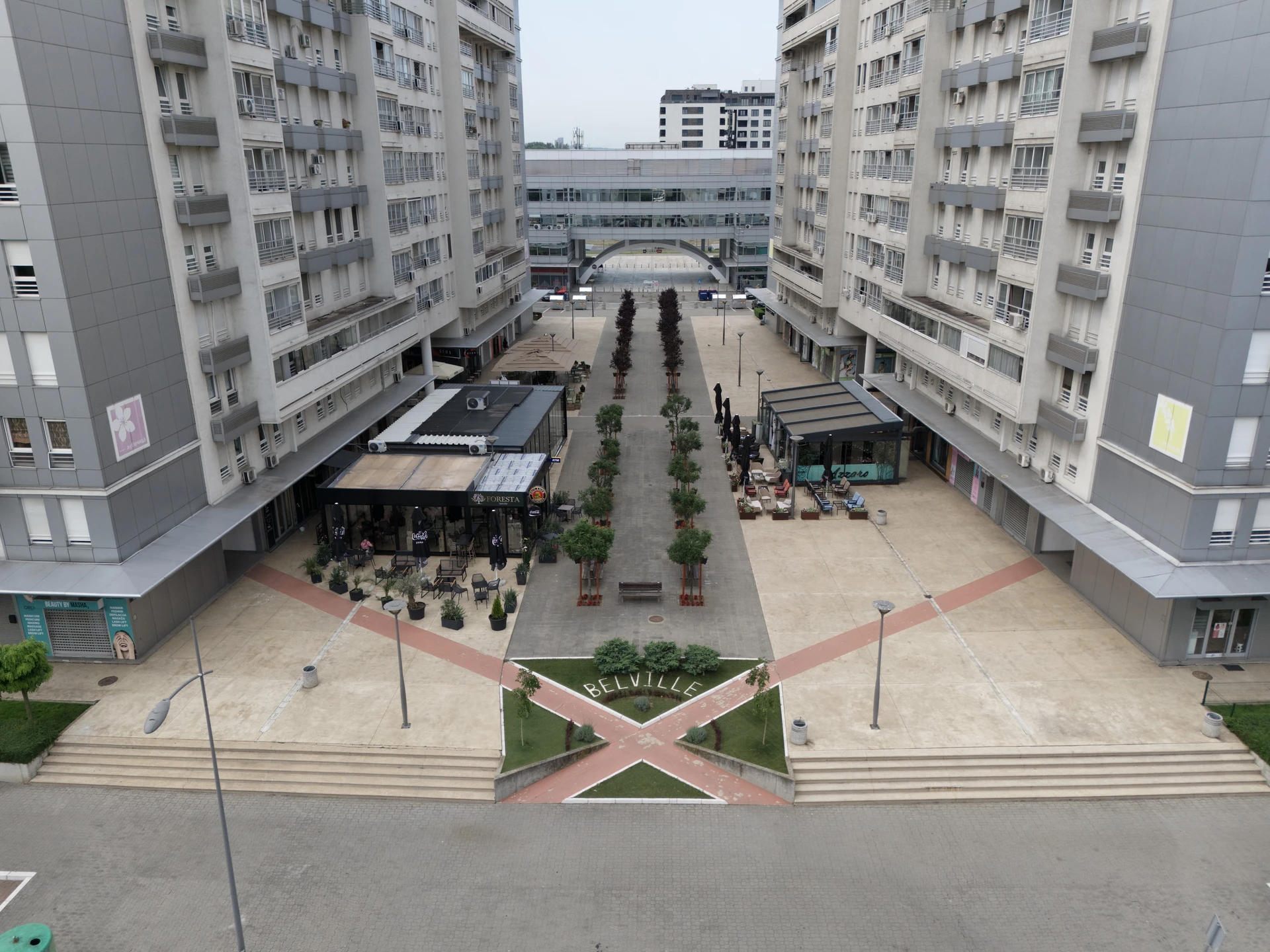 Plato sa natpisom Belville — ulaz u naselje